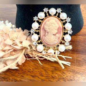 VINTAGE Cameo Brooch & Pink Pearl Gem Bracelet Set. ⭐️Stunning Set⭐️